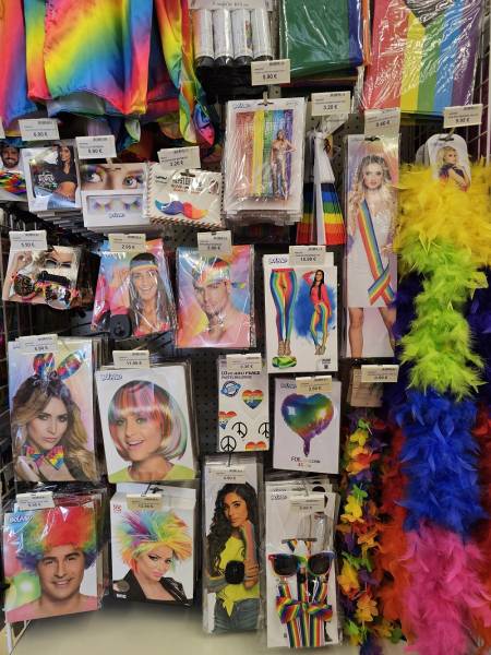 Accessoires et décoration pour la marche des fiertés à toulouse 