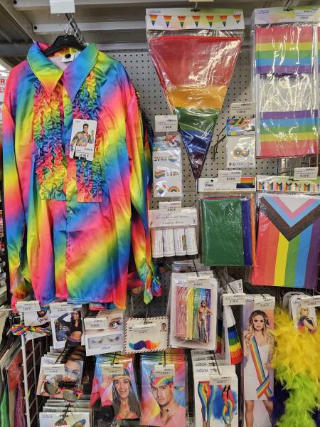 décoration et guirlandes pour la marche des fiertés