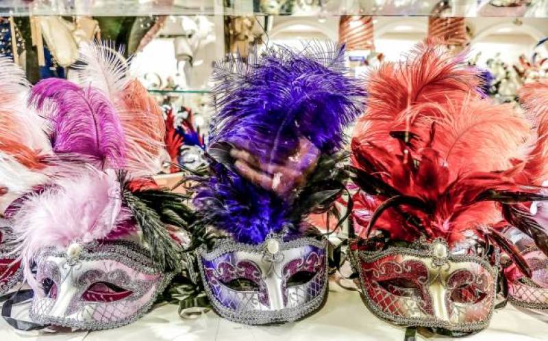 Large choix de masques à plumes à toulouse